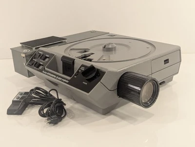 Kodak Ektagraphic III AMT Projector w/ GAVI auto bulb changer, lens, remote,tray - Image 1 of 4