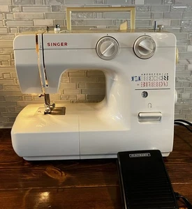 Máquina de coser Singer vintage modelo 1120 40 puntadas con pedal eléctrico ¡Funciona! - Imagen 1 de 14