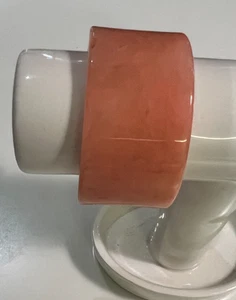 Vintage 70er Jahre Lucite Armreif Armband marmoriert Koralle Pfirsich breit Acryl Armreif - Bild 1 von 8