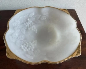 Vintage 1960s Anchor Hocking Milk Glass Textured Grape Vine Pedestal Fruit Bowl - Picture 1 of 6