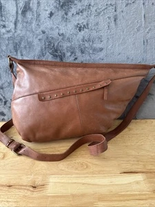 Borsa a tracolla Ashwood UK grande asimmetrica in pelle con borchie marrone - Foto 1 di 17