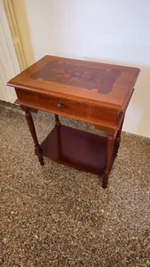 Tavolino in legno con cassetto in stile classico, intarsiato. - Foto 1 di 9