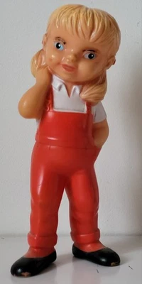 ANCIEN JOUET POUET  PETITE FILLE SALOPETTE ROUGE DELACOSTE MADE IN FRANCE  24 CM - Photo 1/4