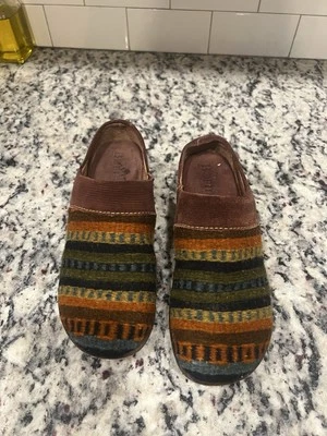 Zuecos sin cordones Born Kimmy cuero lana verde patrón 38 Foto 1 de 4