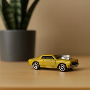 ๐ Maisto 1:64 Diecast Car Yellow Metallic Rosewood Sedan Loose Collectible - Picture 1 of 10