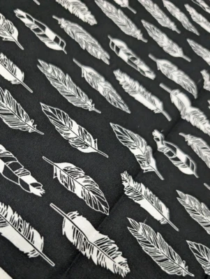 Material de tela de costura con estampado de plumas en blanco y negro edredón de algodón Waverly Foto 1 de 4