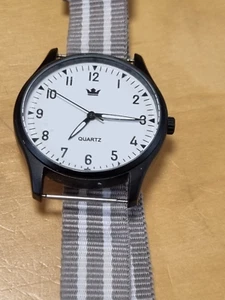 M Watch Herrenmit Stoffarmband und wei?em Zifferblatt -37mm nie getragen läuft - Bild 1 von 2