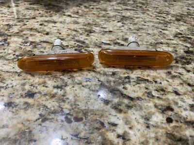 BMW 325CI E46 2001-06 Juego de luces intermitentes de guardabarros delantero L&R Foto 1 de 4