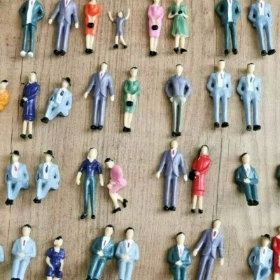 25 Stück Reisende Figuren stehend + sitzend BEMALT im Maßstab 1:32 1:30 Spur 1 - Bild 1 von 4