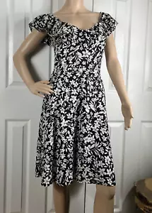 Vestido para mujer Old Navy blanco y negro talla pequeña floral con hombros descubiertos - Imagen 1 de 9