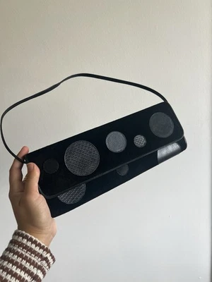 Bolso de hombro vintage de terciopelo negro sin marca estilo baguette con detalles de cuero Foto 1 de 2