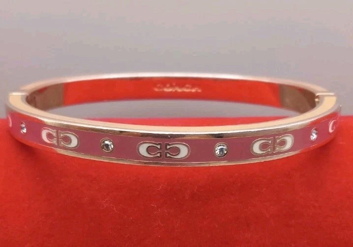 Brazalete Coach Outlet Kissing Signature esmalte rosa con bisagras 7 pulgadas Foto 1 de 4