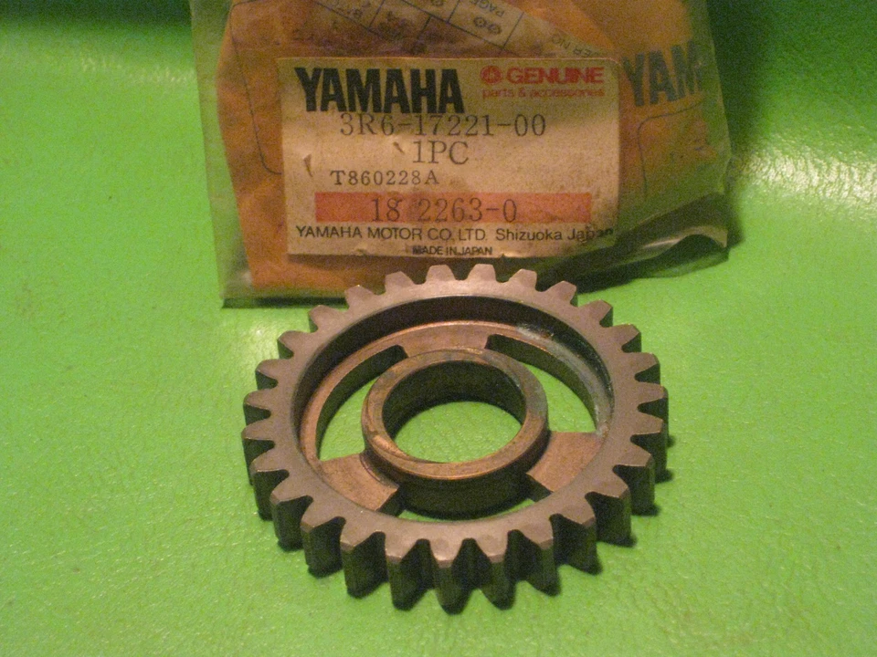 YAMAHA IT175 1980-81 SEGUNDA RUEDA MARCHA 27 DIENTES OEM #3R6-17221-00 Foto 1 de 1
