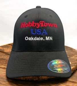 HobbyTown USA Flexfit Mütze Oakdale MN schwarz L/XL Bambusmischung gesticktes Logo - Bild 1 von 9