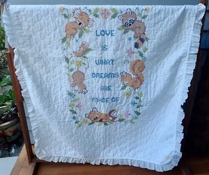 VINTAGE BABY STEPPDECKE HANDARBEIT X-STICH ÖSEN SPITZE SEHR AUSGEFALLENES DESIGN/1981. 1 SM SPOT - Bild 1 von 8