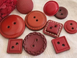 Lot 10 boutons en cuir panaché vintage rouge originaux 1,8 à 3,5 cm ref 2450 - Picture 1 of 5