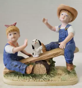 Estatuilla vintage Homco Denim Days niño y niña en la vista 8827 - Imagen 1 de 8