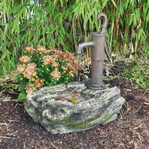 Wasserspiel Ligno mit Schwengelpumpe 57cm Polystone Brunnen inkl. Pumpe und LED - Bild 1 von 4