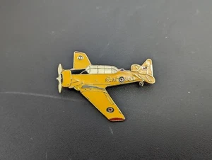 Vintage Large RCAF 303 PT-26 CORNELL HAT LAPEL PIN UP RCAF Canadian Trainer - Bild 1 von 2
