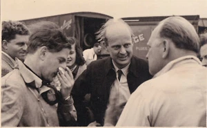 FOTO DENNIS POOLE, ERIC THOMPSON & REG PARNELL, EN PADDOCK BOREHAM JUNIO 1952 - Imagen 1 de 2