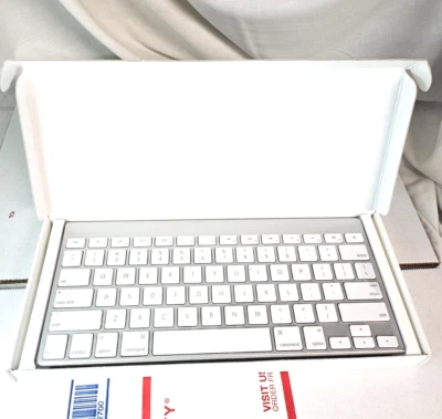 APPLE A1314 Wireless Mini Keyboard Bluetooth Qwerty (English) - Image 1 of 4