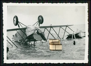 Foto - avión de emergencia biplano cabeza en el agua en la playa 1938 - Imagen 1 de 2