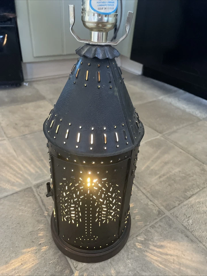 Base de lámpara de iluminación rural primitiva Willow Revere de hojalata perforada sin pantalla Foto 1 de 4