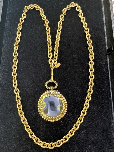 Collana vintage Chanel con lente di ingrandimento tono oro