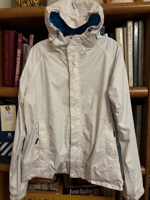 L~CABELAS~ABRIGO DE LLUVIA CON CAPUCHA~MUJER~CHAQUETA~IMPERMEABLE~COSTURAS SELLADAS~blanco+gris~usado en excelente estado Foto 1 de 4