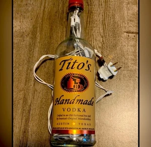 Tito's Vodka Tisch Schreibtisch Lampe Bar Lounge Spielzimmer Schnapsflasche Party Licht Lampe - Bild 1 von 2