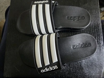 Sandálias/slides Adidas meninos pretos tamanho 12 novos sem etiquetas - Imagem 1 de 4