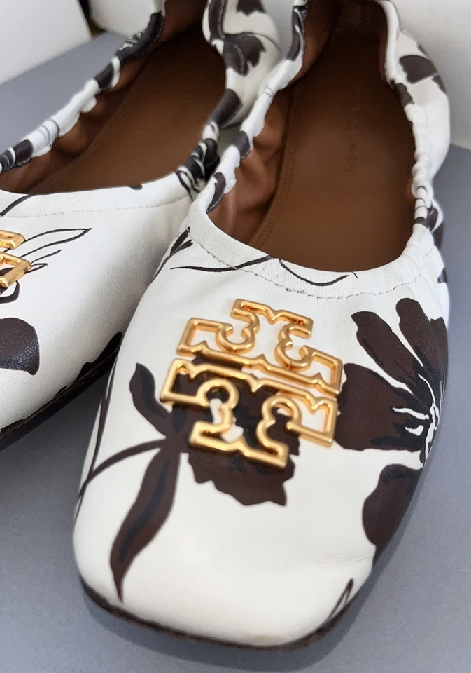 令人惊叹的 Tory Burch Britten 芭蕾平底鞋象牙色棕色雏菊金色标志 7.5 — 第 1/4 张图片