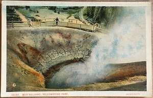 Foto postal antigua de Yellowstone Man Views volcán de barro Haynes Wyoming c1920 - Imagen 1 de 5