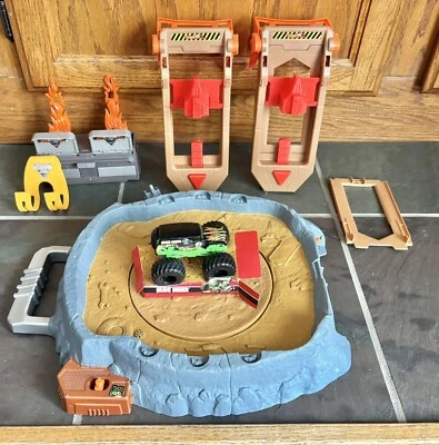 Monster Jam Super Smash Stadium Playset Grave Digger Hot Wheels Works 2007 - Image 1 of 4