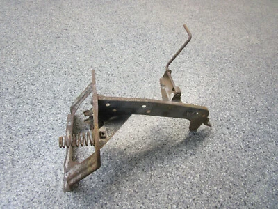 Chrysler 300 1969 montaje de pestillo de capó  Foto 1 de 4