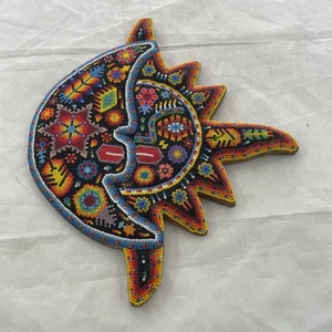 Placa de sol y luna con cuentas huichol de arte popular mexicano 11 x 9 de colección - Imagen 1 de 11
