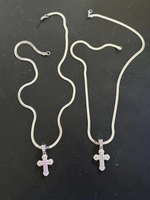 "Juego de 2 hermosos collares plateados de 24"" con colgantes cruzados helados" Foto 1 de 2