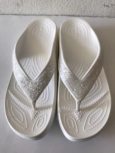 WOMEN'S CROCS SLOANE WHITE/WHITE GLITTER FLIP FLOP PLATFORM BEACH SANDALS 9 NWT - Picture 1 of 8