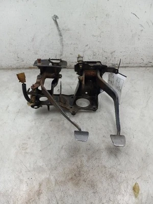 89 TOYOTA PICKUP PEDAL DE GASOLINA Y PEDAL DE FRENO Foto 1 de 4