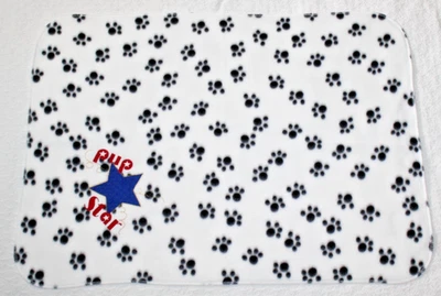 Manta para mascotas blanca con estampado de patas negras bordada "Pup Star" hecha a mano 20" x 28" Foto 1 de 4