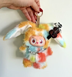 Rainbow Bunny Monster Plüschtier - Designer-inspiriertes Sammlerstück mit Vinyl-Gesicht - Bild 1 von 7