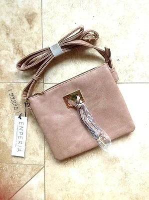 NUEVO CON ETIQUETAS BANDOLERA EMPERIA DE CUERO VEGANO TOPO, BOLSILLOS, CREMALLERAS, BORLA $68.00 Foto 1 de 4