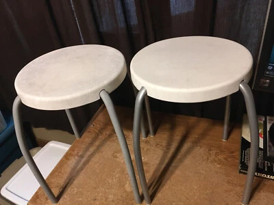 LOTE DE 2 TABURETES DE PLÁSTICO RETRO VINTAGE IKEA 18557 PATAS METÁLICAS AÑOS 70/WRONGWAY052 Foto 1 de 4