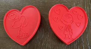 Cortadores de galletas de corazón de colección Hallmark Peanuts Lg San Valentín Snoopy Charlie Brwn - Imagen 1 de 7