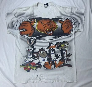 T-shirt vintage SPACE JAM AOP T-shirt uomo XL Looney Tunes Monstars bianca invecchiata anni 90 - Foto 1 di 21