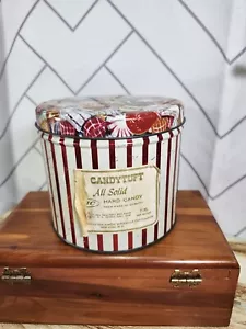 Caramelle dure vintage Candytuft caramelle in latta rosse bianche a righe 2 libbre vuote RARE - Foto 1 di 16