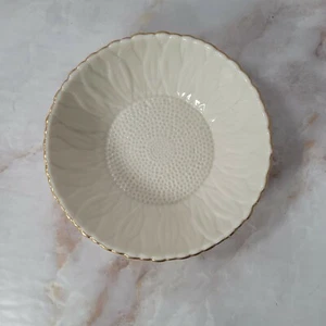 Lenox Margarita Floral En Relieve Borde Dorado - Imagen 1 de 3