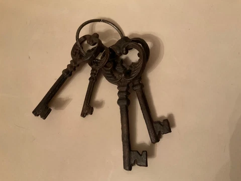 CAST IRON SKELETON KEYS ON RING ORNATE DESIGN HEAVY FOUR KEYS AND RING Cover