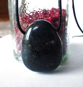 SCHMUCK-STCK Kimberlit Trommelstein ANHÄNGER NEU gebohrt  - Picture 1 of 2