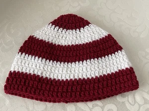 Beanie Mütze rot/weiß Streifen NEU Handarbeit gehäkelt passt Kindern 9,5" x 7,5" - Bild 1 von 3